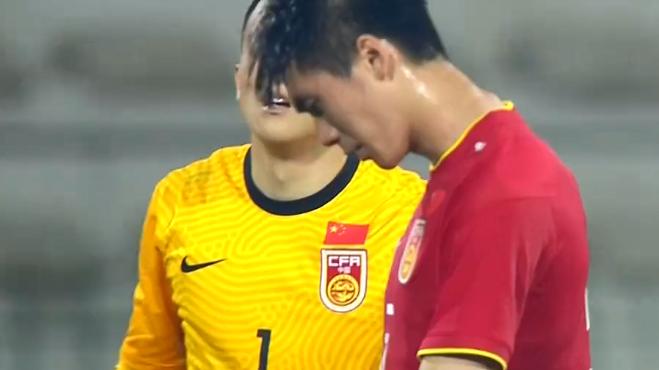 中国队|0比1！中国队防守重大失误：禁区10防5被破门，韩佳奇无奈摇头