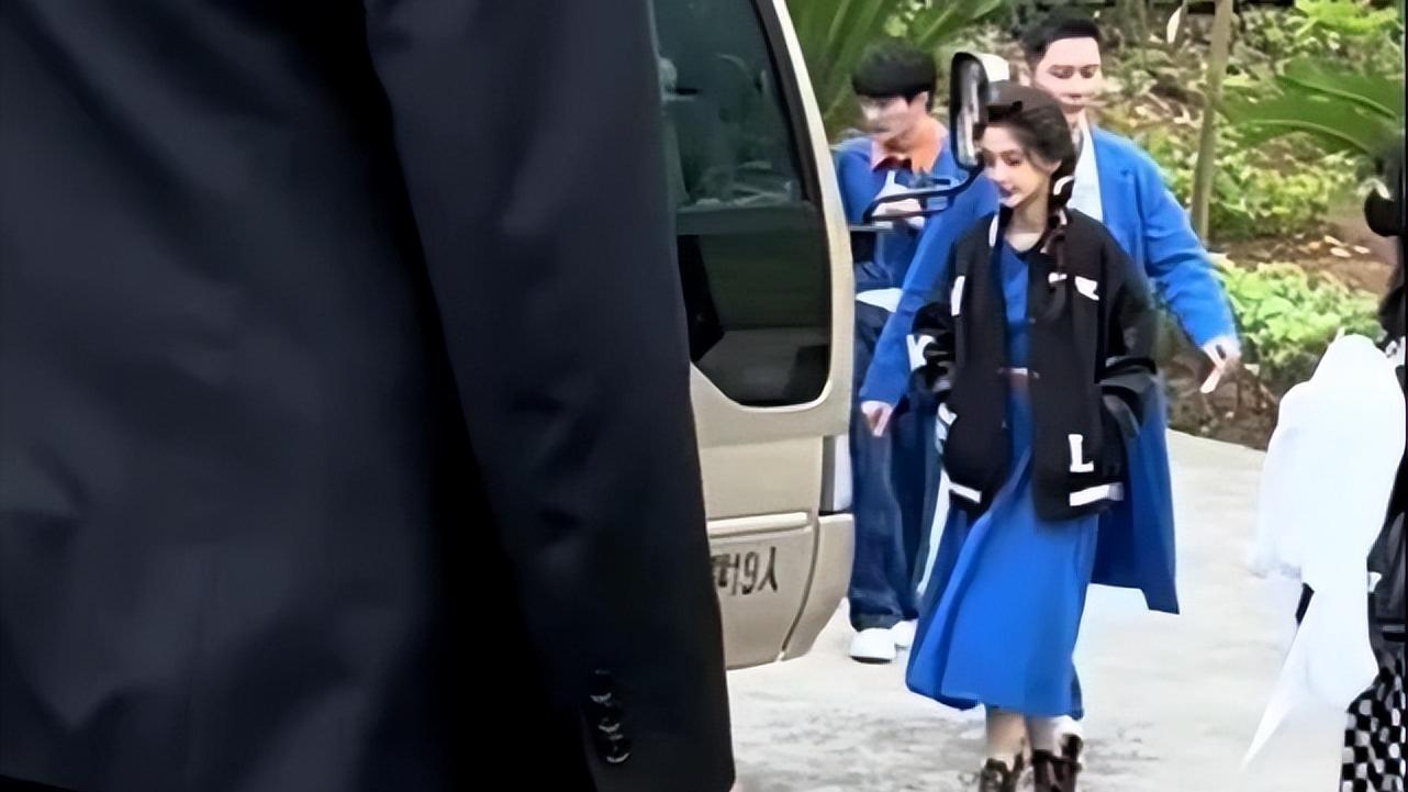 Angelababy|《跑男》高调回归！最新路透baby穿高腰裙变保守，白鹿靠美腿抢风头