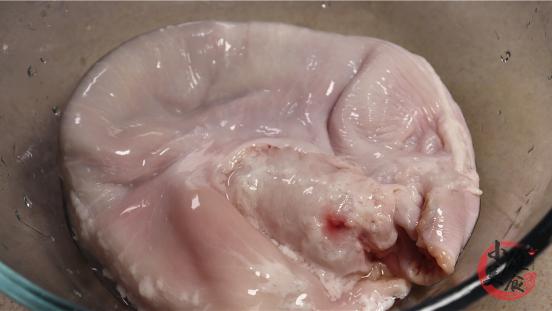 苹果|清洗猪肚，加盐和面粉都不对！教你一招简单方法，干净卫生无异味