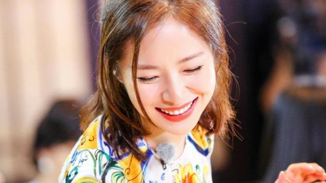 带你看看江一燕住的豪宅，直接躺在地毯上休息，生活也太随意了