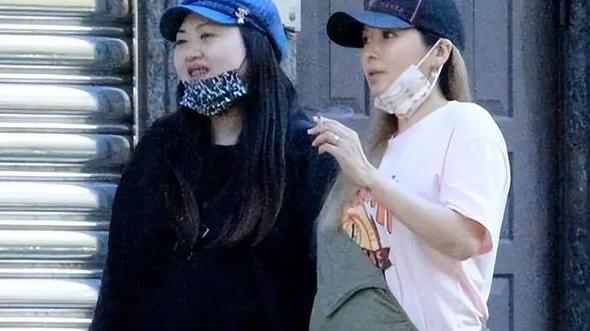 郭晶晶|38岁女星怀孕7个月仍抽烟，化浓妆做美甲，还喜欢和猫同床一起睡