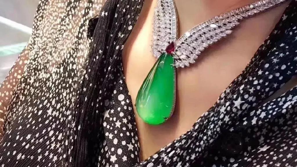 翡翠手镯|玉赏 ▏素面翡翠，简单即美