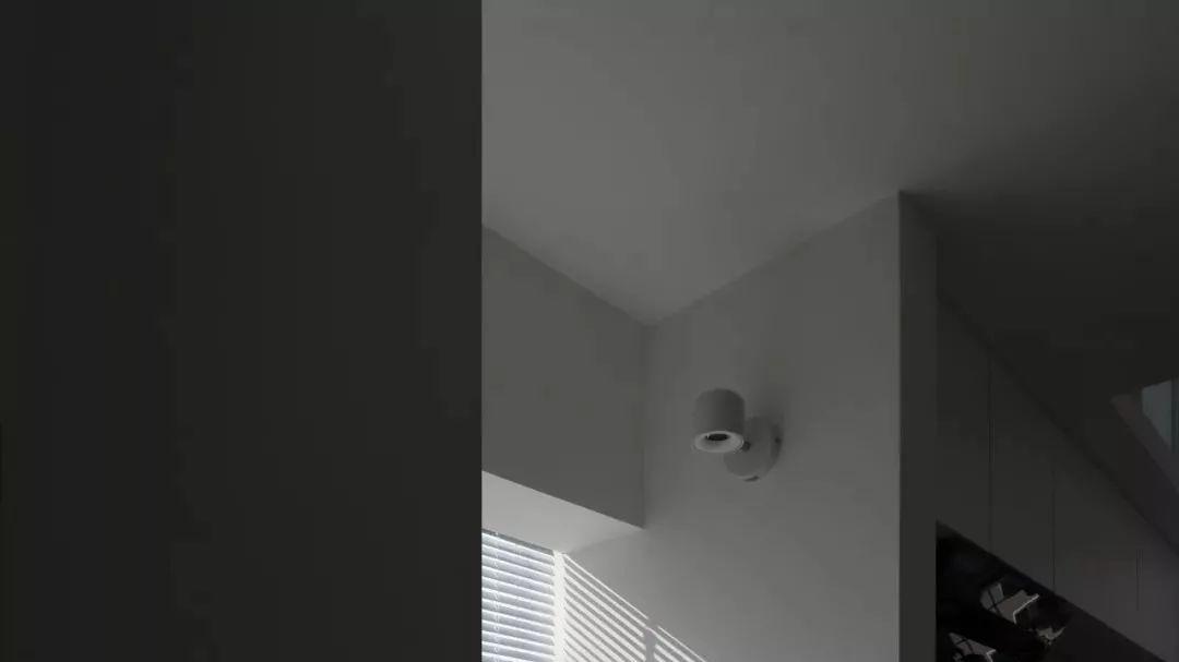 26㎡简约loft单身公寓，头一次见地台沙发，空中浴缸设计！