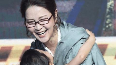 齐溪|甜馨65岁姥姥穿白裙跳舞，80后李小璐拿手机拍照，年轻时是真美人