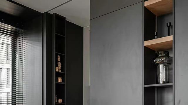 56㎡俄罗斯女主的家：深色调、无主灯设计气质不凡，网友：太酷了