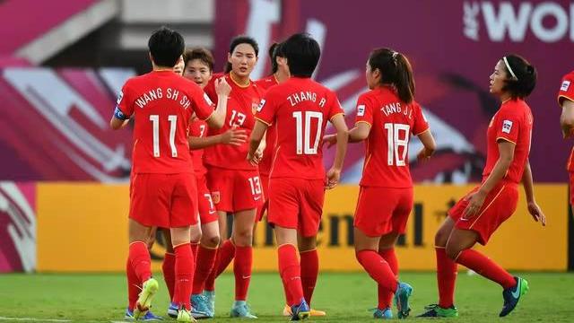 王霜|水庆霞“大练兵”试错，王霜又踢新位置，女足最强阵初现！