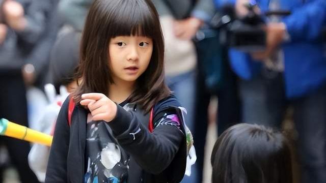 黄磊|黄磊带女儿出游被拍，16岁黄多多穿露脐装，腰肢纤细素颜太清纯