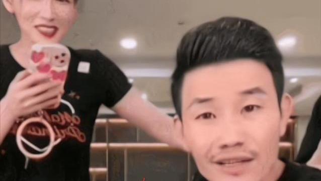 谢孟伟|“嘎子哥”谢孟伟卖牛仔裤，摸女助理大腿引热议，女孩后退显尴尬