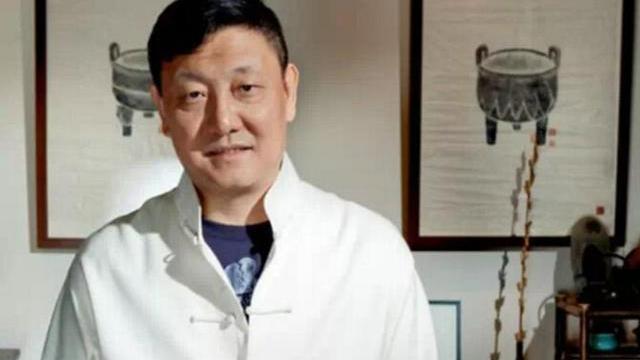 韩磊晒出自己住的房子，家具大多数是仿古设计，装修跟个古宅一样