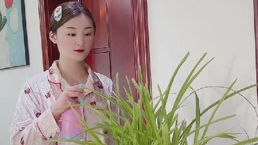 陈亚男|陈亚男与妈妈在家包饺子，穿粉色睡衣少女感十足，粉丝直夸好贤惠