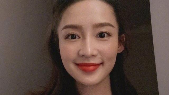 李沁|31岁李沁近况曝光，晒出春日雪景自拍，长发飘飘超有气质