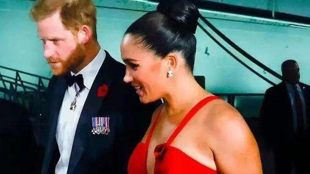 穿衣搭配|梅根两口子当众秀恩爱，穿紧身衣胖了不少，哈里沧桑变“地中海”