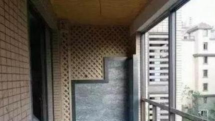 农村公公在阳台上砌了个鱼池，发到业主群里，楼下直接找上门了