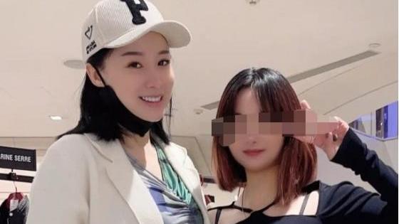 秋瓷炫|姚芊羽和闺蜜久居美国，晒在国外豪华餐厅自拍照，年过四十未结婚