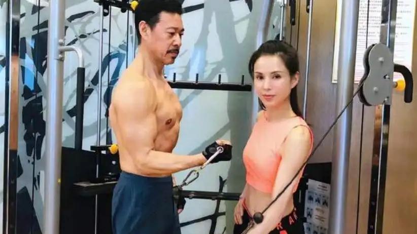 李若彤|55岁李若彤脱掉高跟鞋跳操，刘畊宏看不下去了，网友：下田干活？