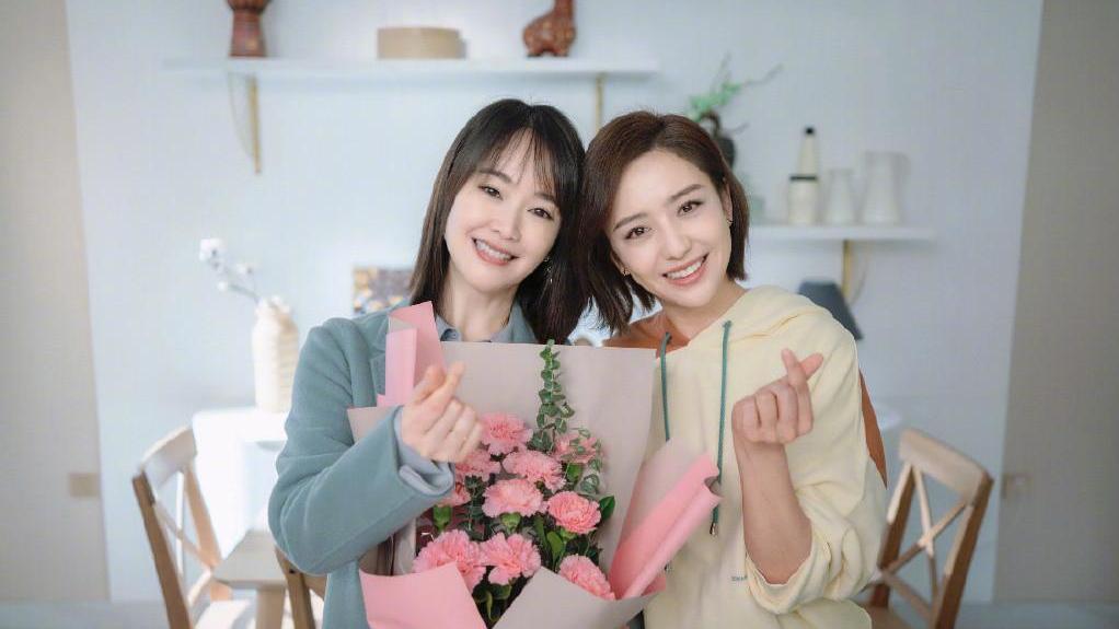 佟丽娅|佟丽娅真不避嫌，光脚穿短裙同小7岁男伴搂腰跳拉丁舞，不怕大导演陈思诚吃醋