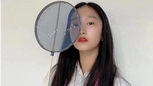 穿衣搭配 马伊琍长女首次晒正脸！国风打扮比妈妈洋气，14岁红唇打扮显成熟