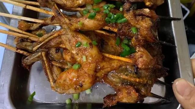 湖北|湖北人请客吃饭，外地朋友却吐槽太寒酸，网友笑骂：没见过世面