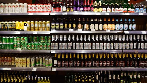 超市的啤酒卖得比水还便宜，是酒差劲，还是水金贵？一文带你揭秘