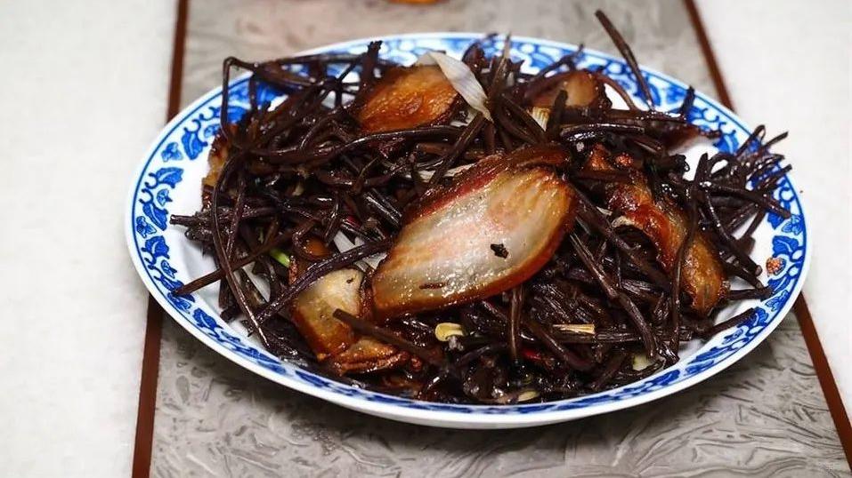 核桃|人们爱吃它的果实，殊不知花更美味，炒腊肉特别香，却常掉一地无人捡