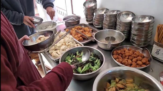 寺庙|1张广州某寺庙“逆天”工资单爆火，撕开了当下社会病态的遮羞布