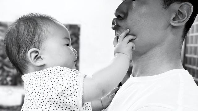 朱珠|朱珠老公晒带娃日常，10个月王珠宝长得白白胖胖，和爸爸越来越像