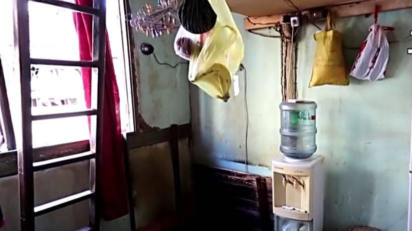 6口挤24㎡，姨妈与28岁侄子同睡，床边上厕所，换衣服就蒙上被子