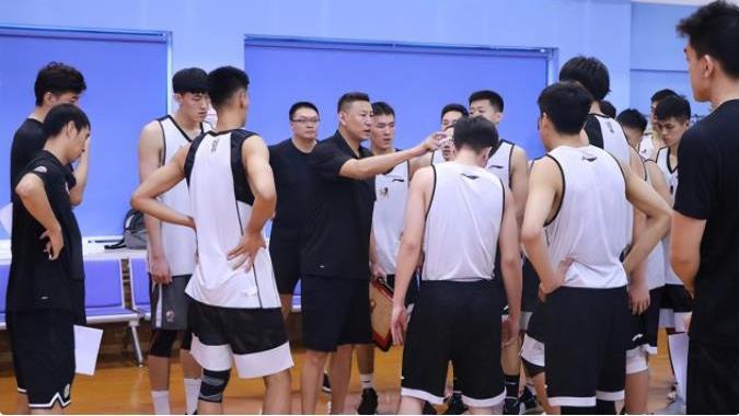 季后赛|杨鸣即将迎来新顾问，李楠确认拿到续约合同，马布里或招募前队友