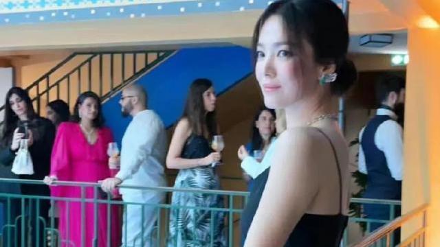 宋慧乔|宋慧乔身穿黑色露肩礼服大秀美背！雪肤玉貌美得让人窒息