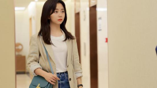 穿衣搭配|谭松韵新剧职场穿搭太有气质了！甜美风格转向职场干练装，真是美