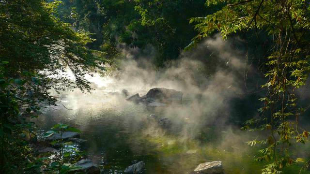 露营|一半热水一半冷水的河流：最高温度可达98℃，几百年来却无人发现