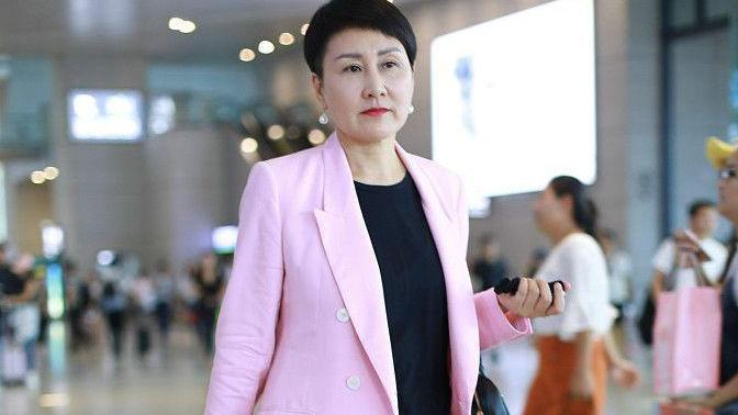 穿衣搭配 张凯丽走机场打扮清凉，腿竟然比年轻人还细长，包装下就是漂亮
