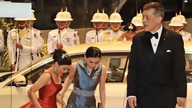排毒 苏提达盛装去听音乐会，刘海烫个卷儿时髦又洋气，气质堪比女明星