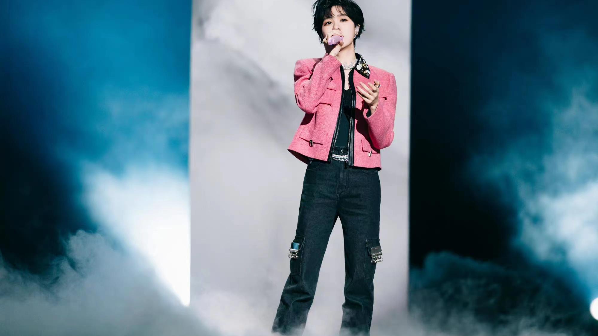 周深|郁可唯和周深撞衫，两位实力唱将梦幻联动，浙江卫视太会省钱了