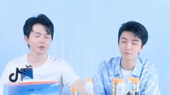 王俊凯|尴尬了！王俊凯直播无精打采，网友直呼：能不能专业一点？