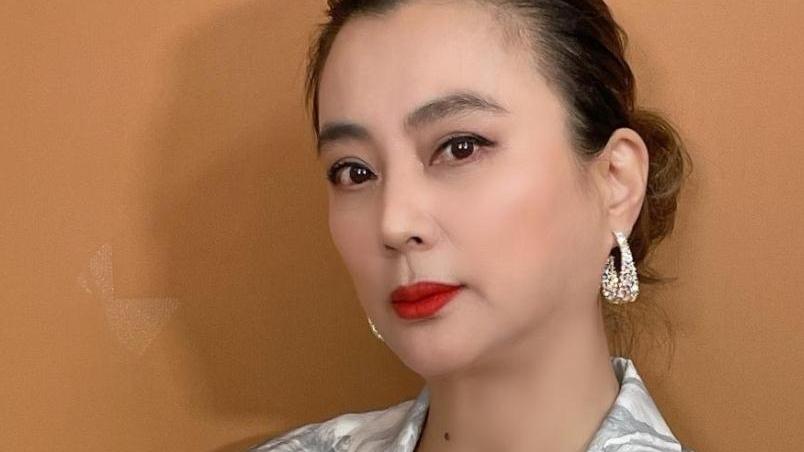 李玲玉|58岁李玲玉晒近照，透视T恤搭西装，艳丽四射不输小9岁尤泓斐