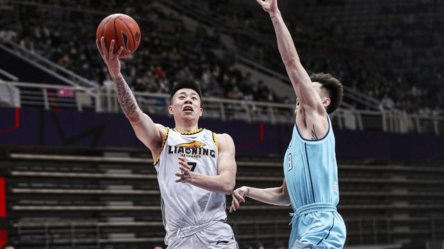 杨鸣|一针见血！球迷道破青岛大胜辽宁终结五连败的真因：杨鸣也无解