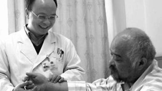 李琦|67岁老演员李琦秀书法，酒柜摆满XO人头马，患三高还顿顿不离烟酒