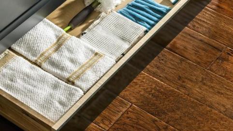 该对踢脚线\下手\了，保持美观之余还能清洁功能，不缺钱就这么装