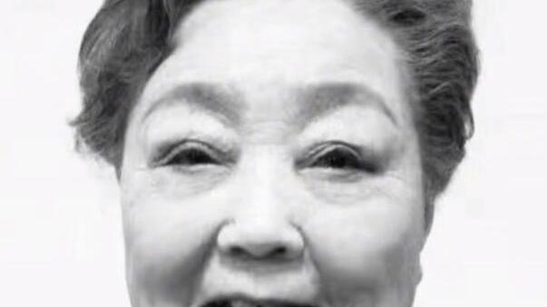 马金凤|马金凤追悼会低调举行，灵堂布置简洁，遗照旁摆放菊花与生前倩影