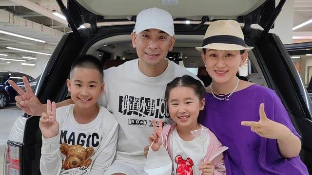 赵文卓|赵文卓：长女留学暑假归，一家四口齐刷刷手捧鲜花到机场亲自迎接