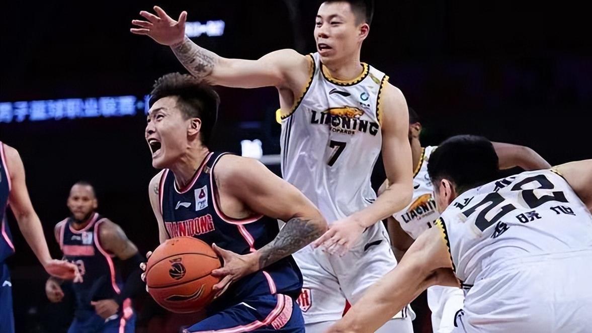 周鹏|宏远速递！周鹏上担架送院治疗，杜锋表态仍未认输，赵睿霸气发声