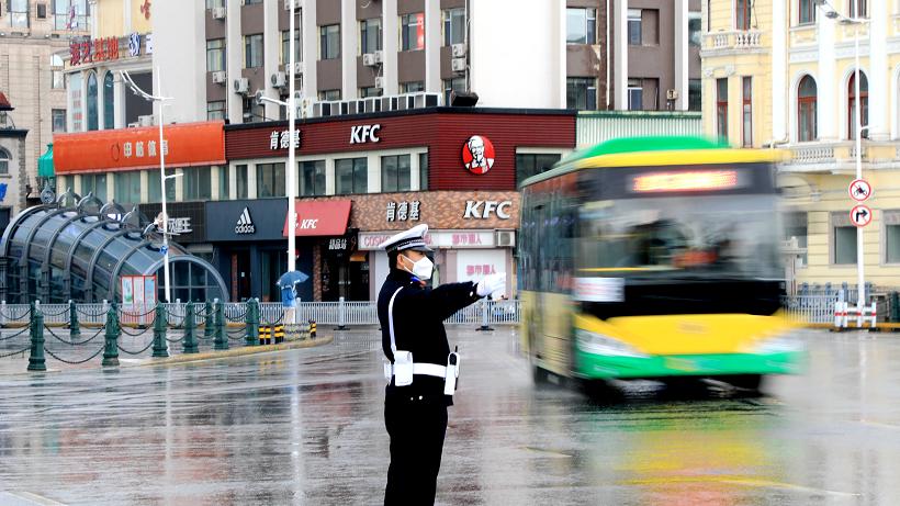 假期首日，哈尔滨1700名交警雨中上路！高速、国省道20公里一辆警车对向巡逻