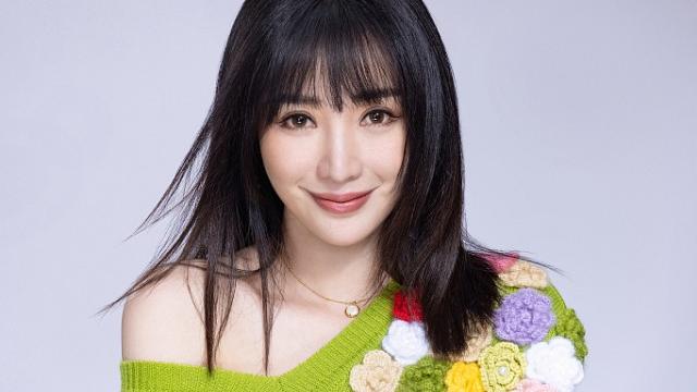 柳岩|柳岩的“漫画腿”绝了，穿针织衫配短款白纱裙，造型唯美让人心动