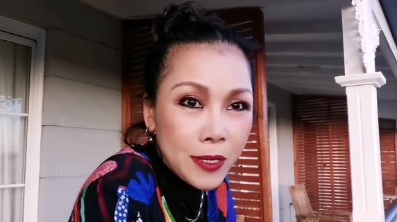 田震|歌手田震在澳洲庄园度假！打扮艳丽赶马车出行，面色红润气色好