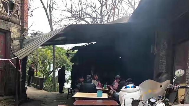 米饭|男子到重庆吃柴火菜，一菜一汤花42元因米饭收费吐槽，网友：丢人