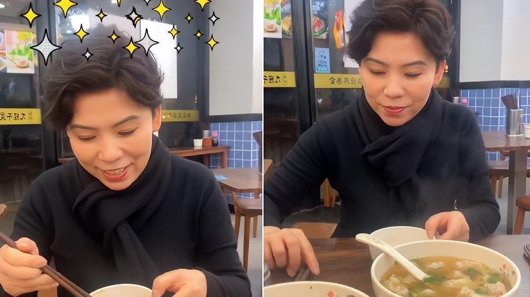 邓亚萍|49岁邓亚萍和老乡打乒乓球！被打到跳出画面，周围站满观众场面大