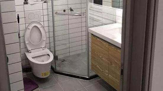 卫生间太小，装个马桶都觉太憋屈，师傅做个小改动真是好看又好用