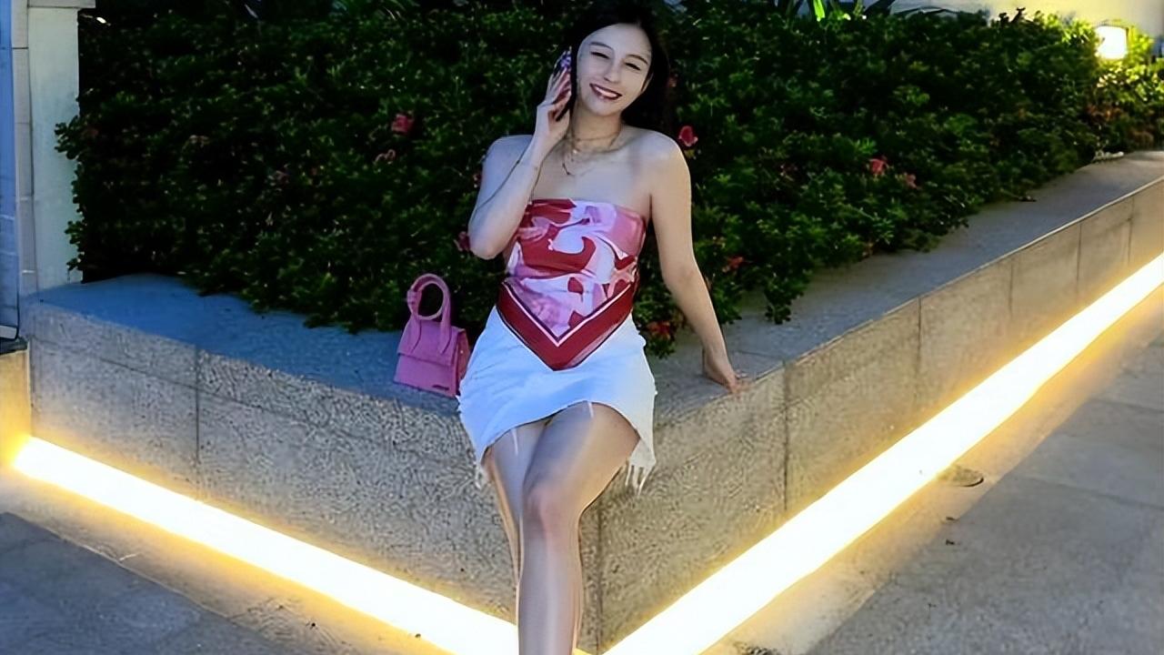 邱淑贞|邱淑贞女儿身材好真任性！丝巾当“上衣”，看着简单却挺时髦