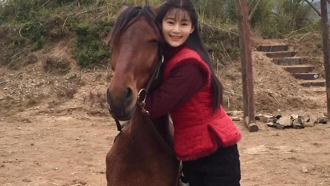 |王媛可展示马上功夫那一刻，就知道她不简单，女演员想成功不容易